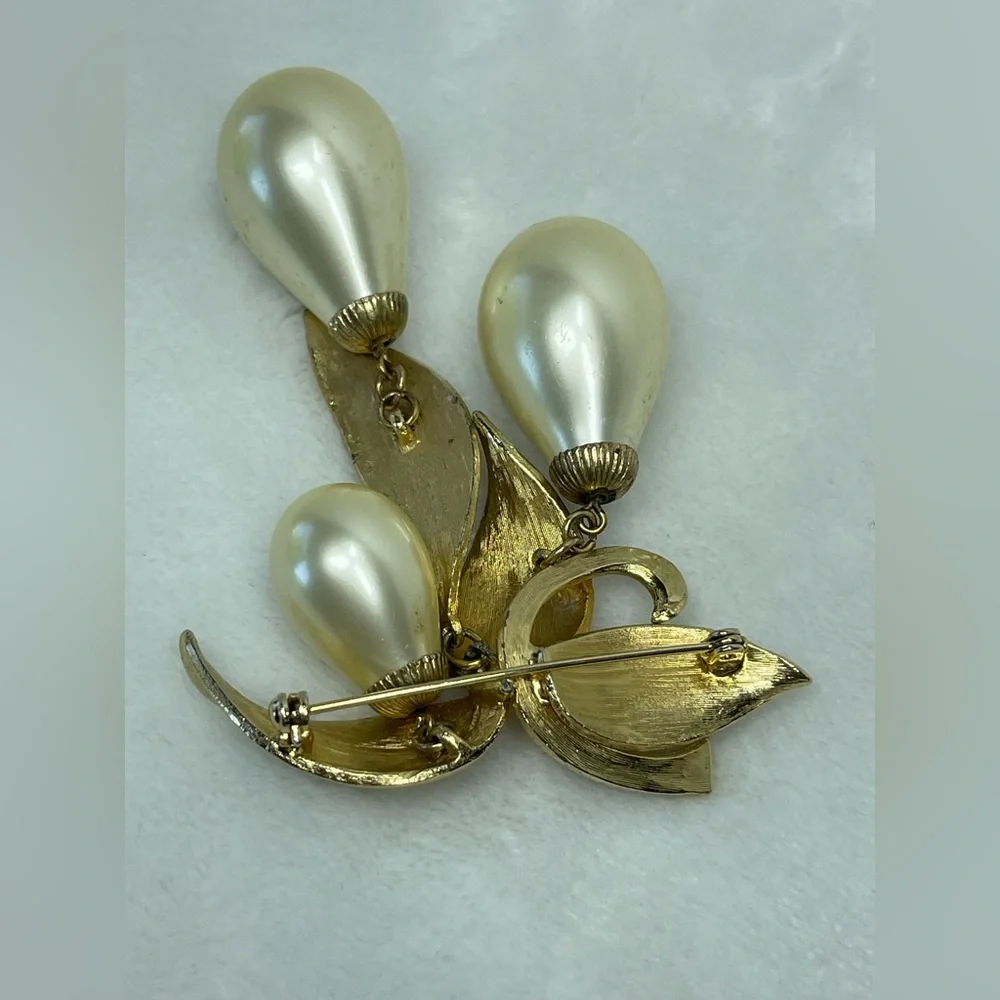 Vintage Brooch with glass beads gold tone